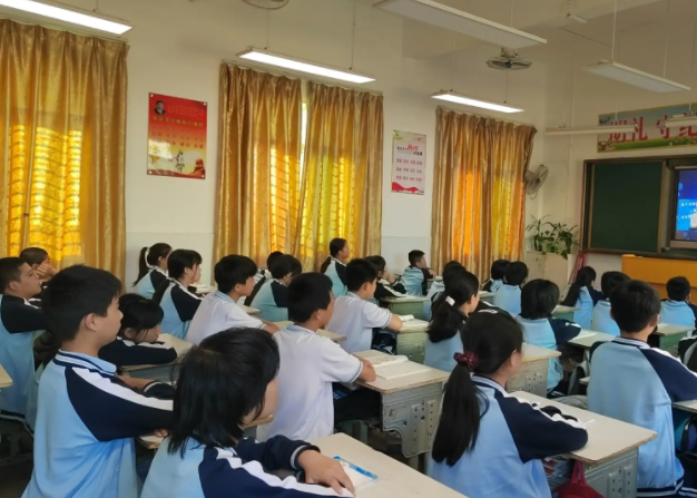 促进了学生多元发展课程供学生选修丰富了提高了学生艺术本质 促进了学生多元发展课程供学生选修丰富了提高了学生艺术本质