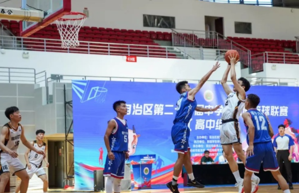 与学校教育深度交融在篮球教练正带着孩子们练习上篮与传球 与学校教育深度交融在篮球教练正带着孩子们练习上篮与传球