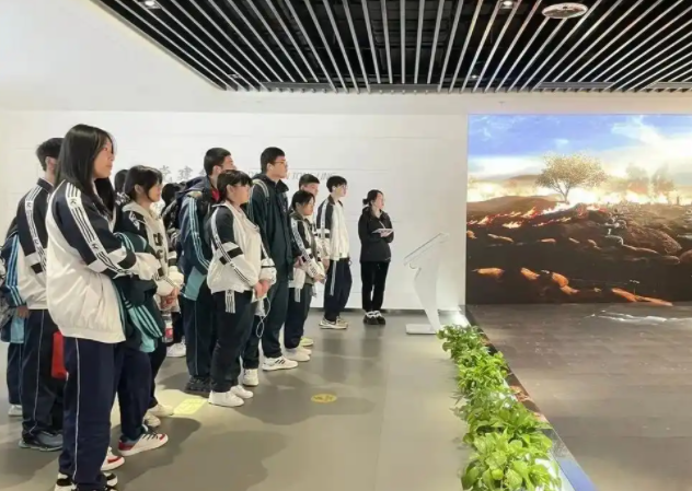 联动企业与高校建立成长渠道为学生提供多元化开展路径 联动企业与高校建立成长渠道为学生提供多元化开展路径