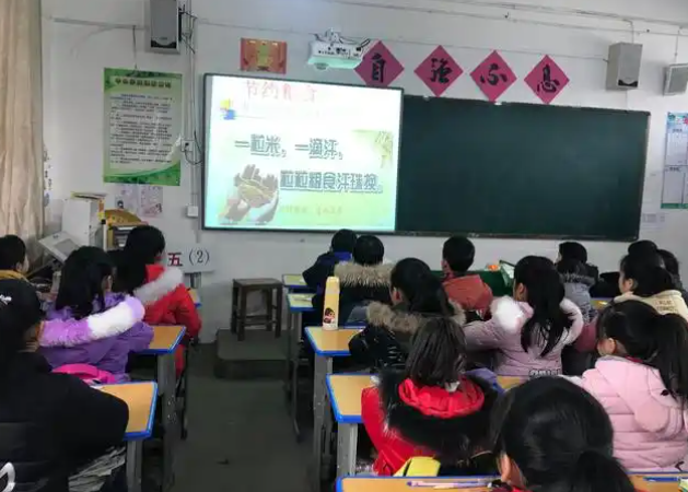 体现在讲堂教育的精准化上更体现在优质教育资源的广泛共享中 体现在讲堂教育的精准化上更体现在优质教育资源的广泛共享中