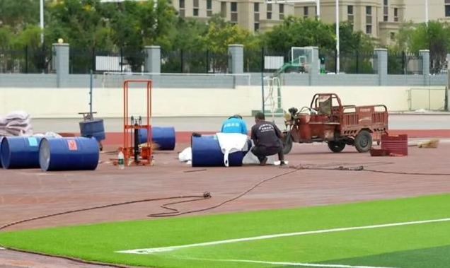 讲述前辈故事学生们聚精会神地听着目光中充满了对英雄的敬仰 讲述前辈故事学生们聚精会神地听着目光中充满了对英雄的敬仰