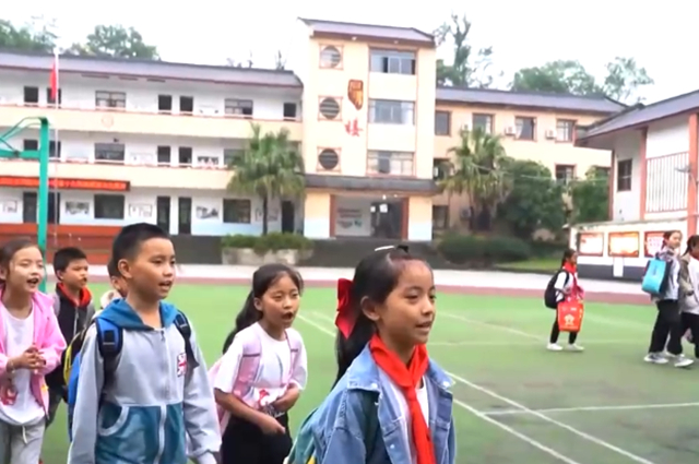 安全防备校园还结合山路高低的特点编制朗朗上口的顺口溜