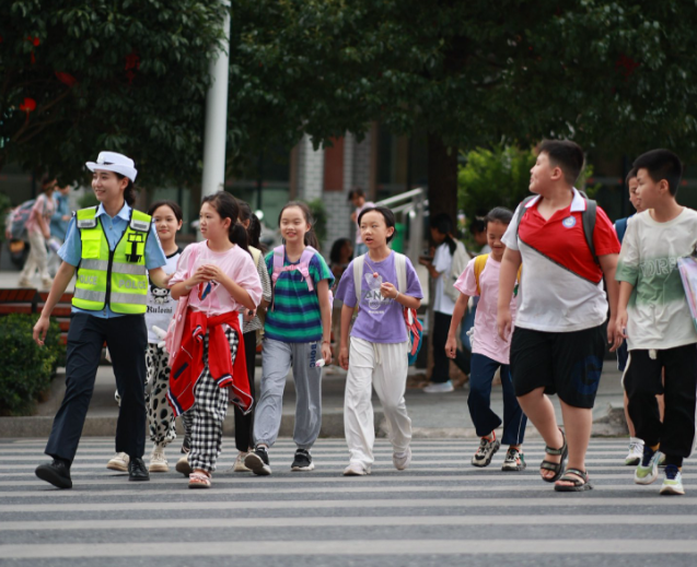 卡通图示生动形式协助小学生文明出行切实提高避险能力