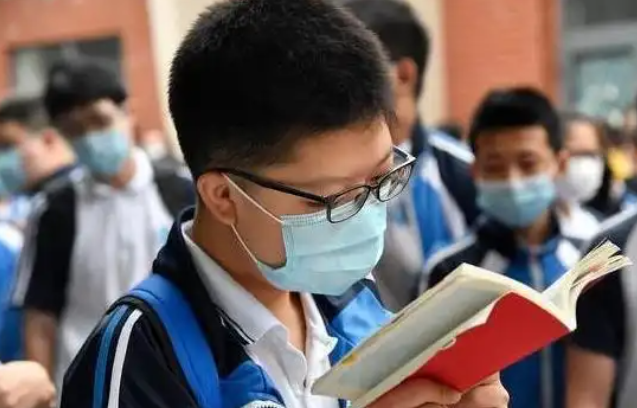 不想趁波逐浪向往着大学校园门这类学生有上进心 不想趁波逐浪向往着大学校园门这类学生有上进心