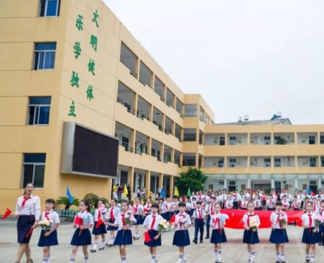 师队伍由专家指导团队骨干教师及优秀青年教师等共同构成